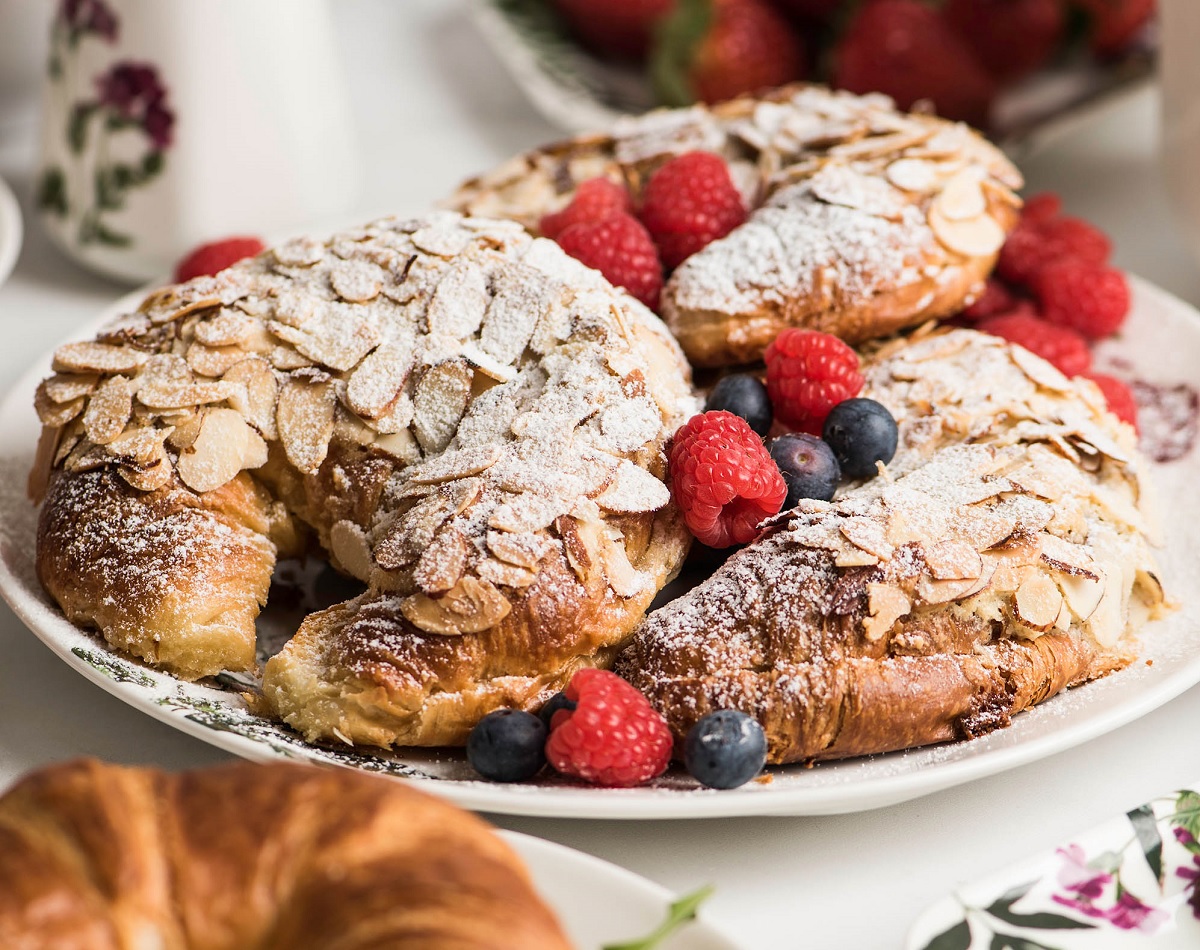 Schnelles Frühstück: Croissants mit Mandelcreme